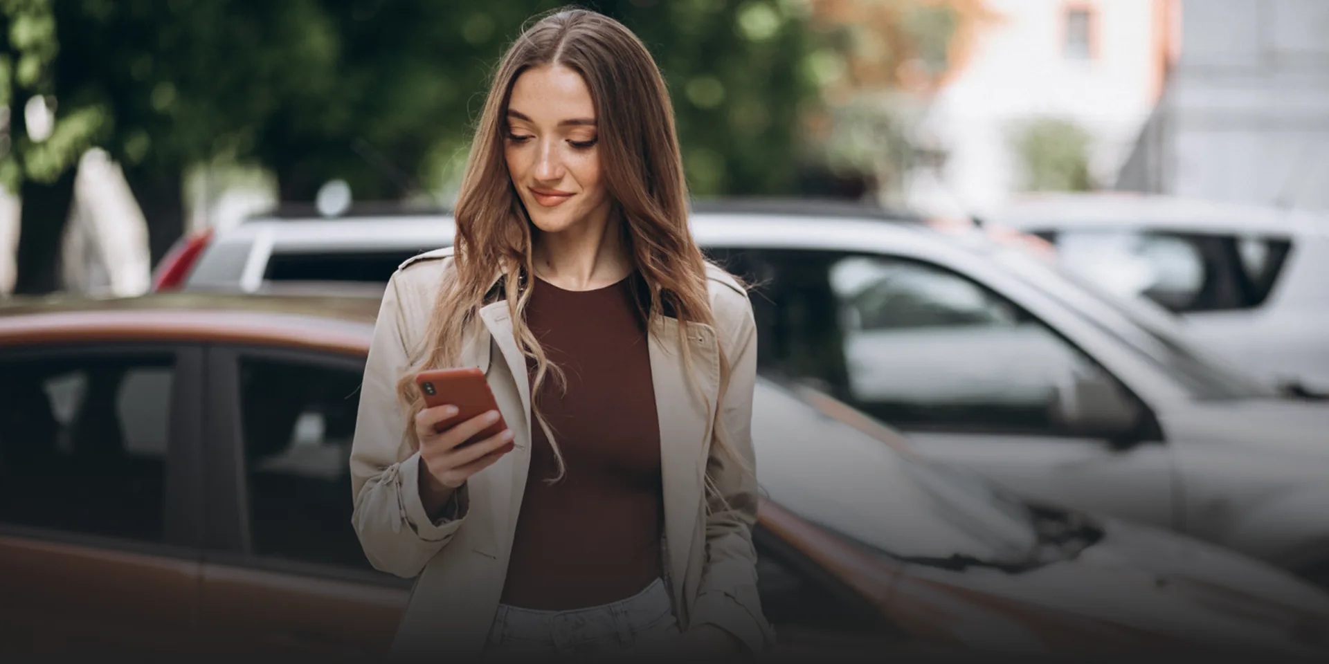 Пасажирка з RideSafe на фоні автомобілів