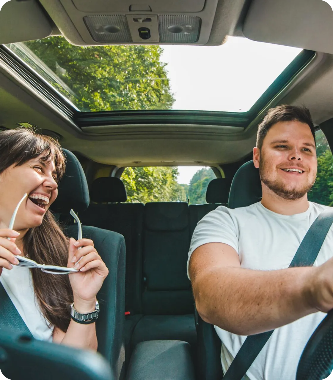 Водій і пасажирка в авто під час поїздки