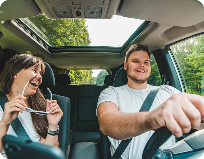 Водій і пасажирка в авто під час поїздки