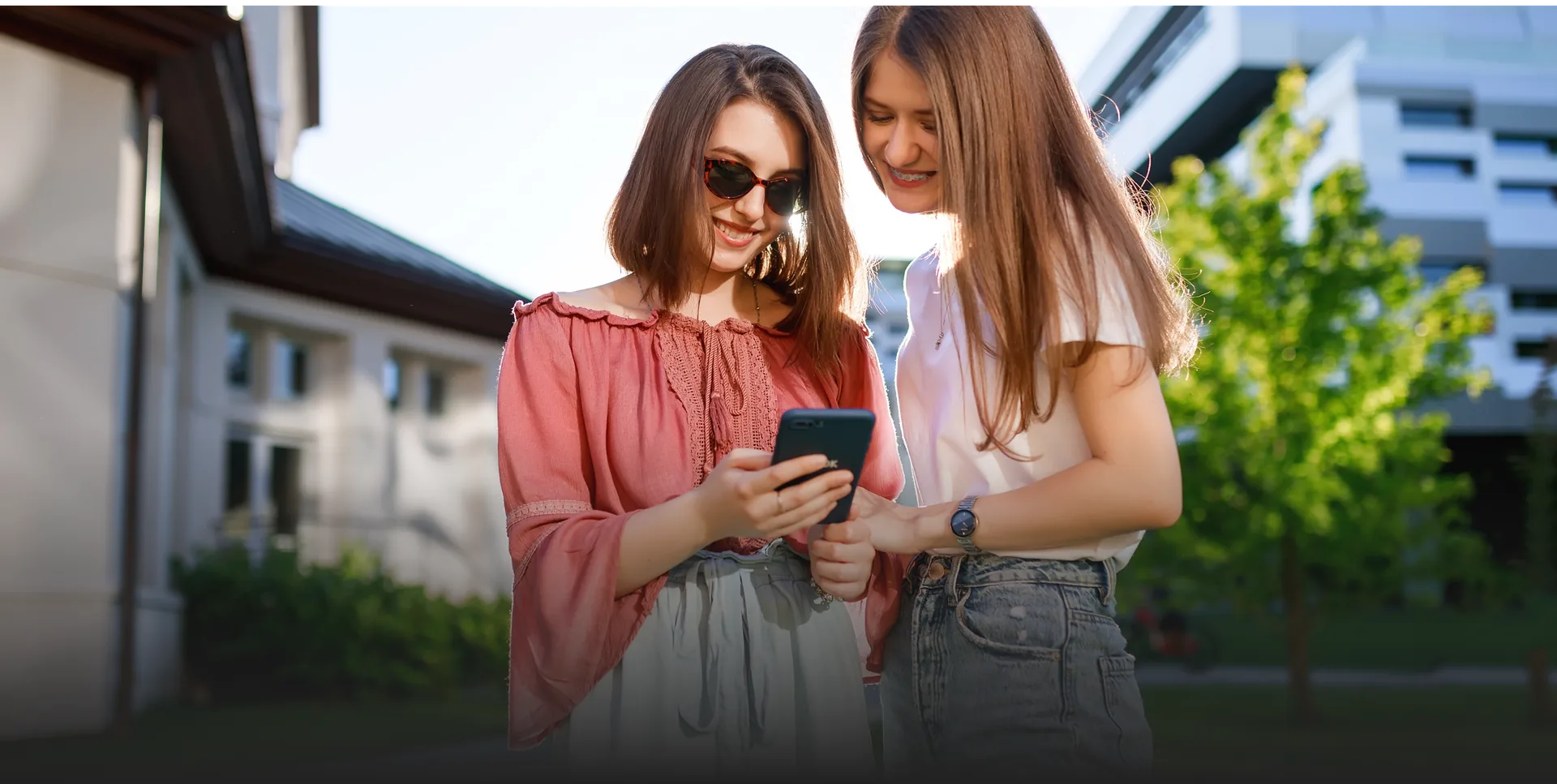 Подруги користуються RideSafe на вулиці