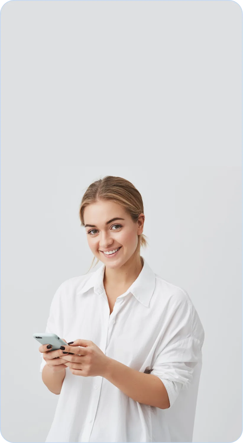 Волонтерка користується застосунком RideSafe на телефоні